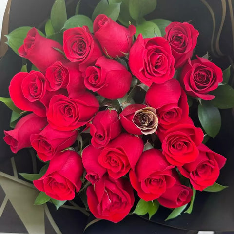 Buchón con 24 Rosas ¡Sorprende con un regalo inolvidable! rosas perfectas para expresar amor, gratitud y más, envuelto en elegante papel de regalo, entrega domicilio en Bogotá, floristería Flores 24 Horas