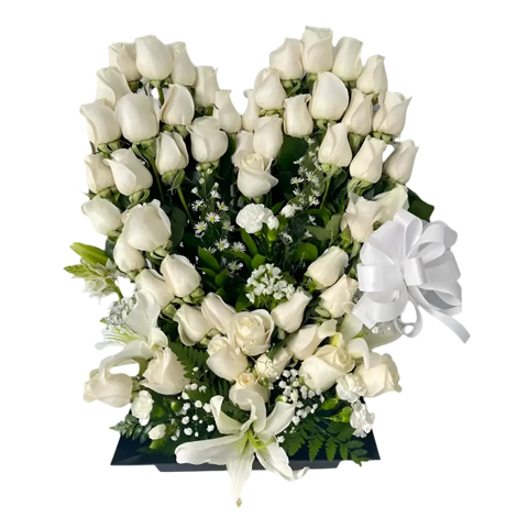 Arreglo funerario Amor Sincero con rosas blancas, lirio y lazo blanco