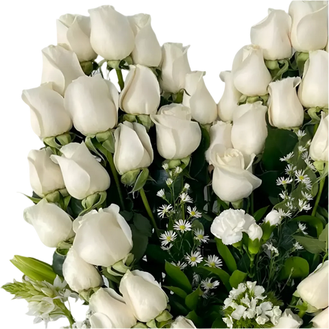 Primer plano de rosas blancas y pequeñas flores del arreglo Amor Sincero.