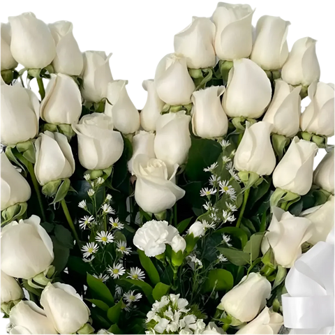 Acercamiento a las rosas blancas y flores decorativas de Amor Sincero