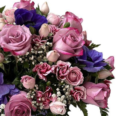 Arreglo con Rosas Mamá, este precioso arreglo de flores y rosas le demostrará a tu mamá cuánto la quieres y aprecias, entrega de flores para regalar a domicilio en Bogotá, Flores 24 Horas