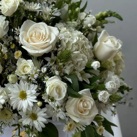 Arreglo Elegante Blanco, Flores 24 Horas, Domicilio Bogotá, ¡Expresa tu amor con nuestro Arreglo Elegante Blanco! Preciosas flores blancas como rosas y margaritas, perfecto para un regalo romántico y elegante, regalo único y original con flores mixtas blancas, flores a domicilio en Bogotá, flores 24 horas