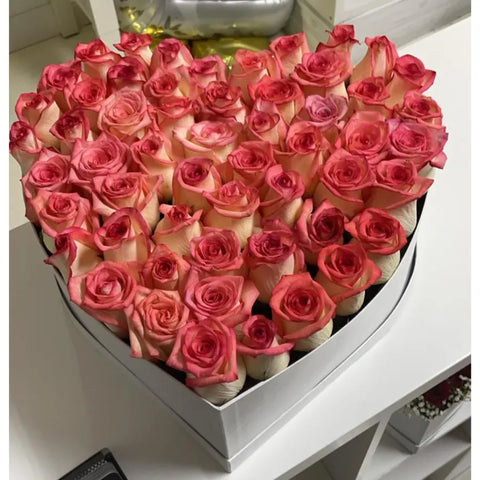 Corazón Rosas Champagñe, ¡Haz que su corazón se llene de alegría al recibir esta encantadora caja! Somos floristería las 24 horas y realizamos sus entregas de rosas y regalos a domicilio