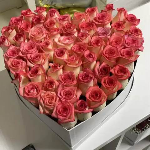 Corazón Rosas Champagñe. ¡Haz que su corazón se llene de alegría al recibir esta encantadora caja! Celebra el amor con nuestra hermosa caja en forma de corazón, adornada con rosas color Champagñe. Floristería Flores 24 Horas, domicilios en Bogotá