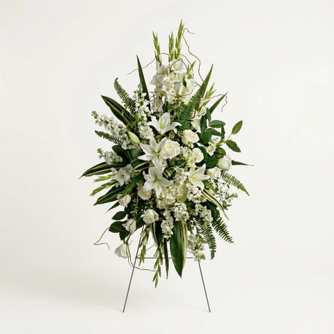 Pedestal y Arreglo Fúnebre, Corona y Pedestal "Corazón Sincero". contiene: hortensias blancas, rosas blancas, lirios orientales blancos, gladiolos blancos, caldo blanco, pitta negra, helecho espada, sauce rizado, hojas de aspidistra abigarradas y hojas de limón. Flores 24 Horas, Bogotá, Colombia