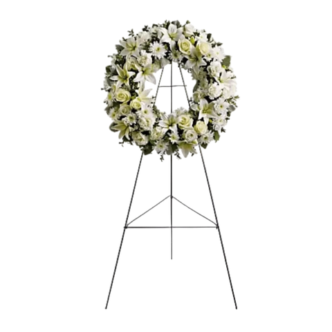 Pedestal y Arreglo Fúnebre, Corona y Pedestal "Corona Serenidad". contiene: Se entrega en un caballete, una corona de flores frescas como rosas blancas, lirios asiáticos, claveles y crisantemos, así como colores verdes como salal, oregonia y dusty miller. Flores 24 Horas, Bogotá, Colombia