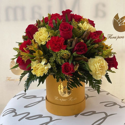 Con Dorado Flores Para Ella, regalo ideal para que se sepa especial en su vida, fores para regalar con rosas, claveles, astromelias en caja de edición limitada, regala flores originales, nosotros nos encargamos de entregarlas a domicilio en Bogotá, Floristería Flores 24 Horas