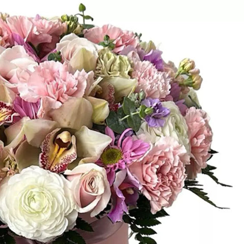 Envía flores a Mamá, envía un hermoso ramo de flores a mamá y demuéstrale tu amor y agradecimiento, haz que Mamá se sienta especial con nuestras hermosas flores de alta calidad. ¡Sorpréndela hoy con nuestros arreglos florales!