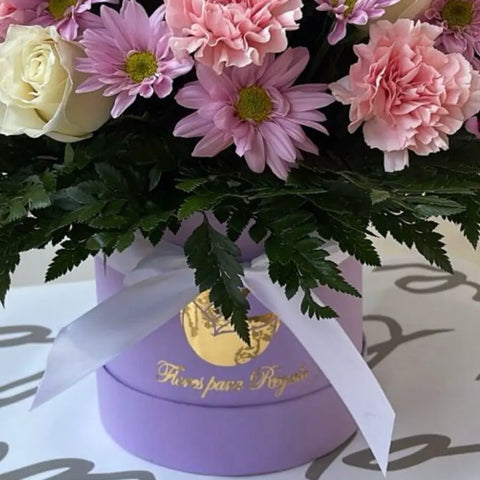 Esbelta Flores Para Ella, hermosa caja lila decorada con flores naturales, regalo original para expresar sentimientos hermosos a ella, flores para regalar, nosotros nos encargamos de entregarlas a domicilio en Bogotá, Floristería Flores 24 Horas