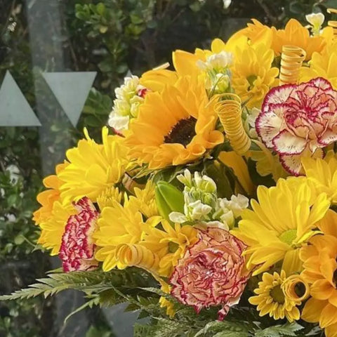 Flores Amarillas en Caja, regalo de flores para cumpleaños o bienvenida de amigo, caja decorado con girasol pequeño, gerberas, claveles, alelíes y acompañamiento en tonos verdes, Flores para regalar, entrega de flores a domicilio en Bogotá, Flores 24 Horas
