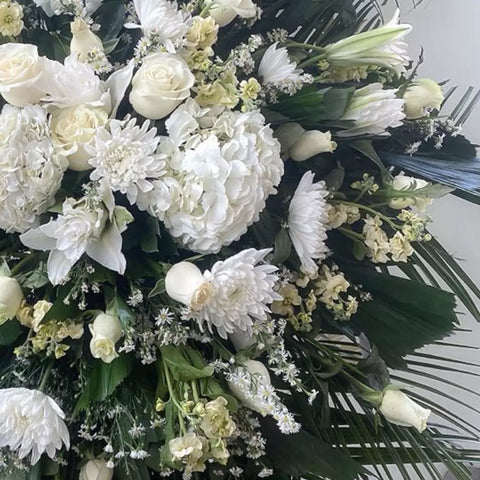 Corona Fúnebre Paz, Condolencias, Domicilio a Funerarias, 24 Horas, Celebra la vida de un ser querido con nuestra Corona Fúnebre Paz. Con flores blancas como los lirios, hortensias, rosas, margaritas; entregamos su corona fúnebre con pedestal en funerarias en Bogotá