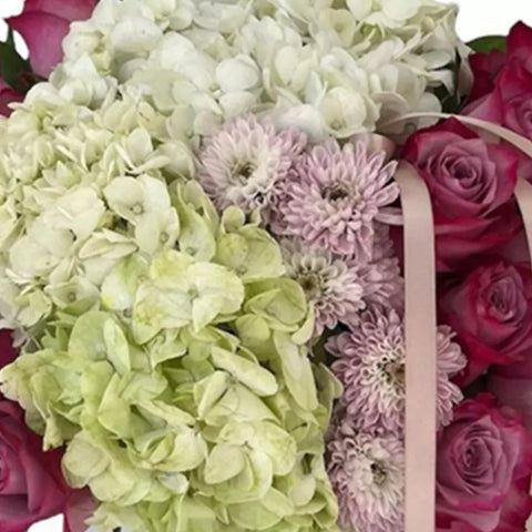 Regalos Para Mamá con flores, es la opción perfecta para sorprender a la mujer más importante de tu vida, flores para regalar y regalos originales para mamá, entregamos sus flores a domicilio en Bogotá, floristería Flores 24 Horas