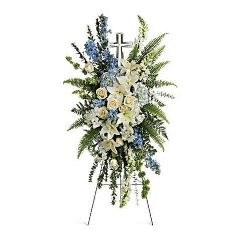 Arreglo Fúnebre "Gracia Eterna". Este pedestal fúnebre incluye hortensias azules, rosas crema, lirios asiáticos blancos, alstroemeria blanca, campanas de Irlanda, color azul, boca de dragón blanco, mirto, helecho espada, helecho de hoja de cuero, eucalipto en espiral y pittorsporum abigarrado. Flores 24 Horas, Bogotá, Colombia