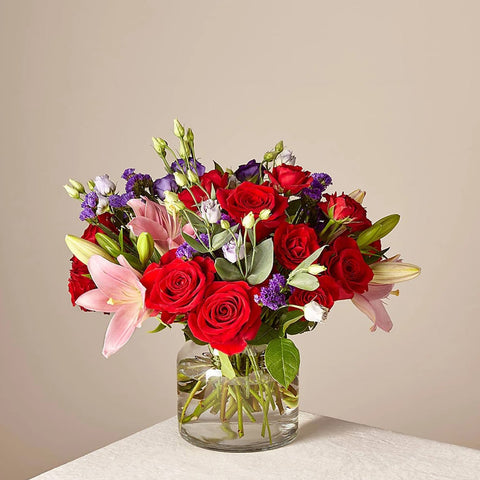 Flores de Amor Impresionante, arreglo con rosas, lirios, es un hermoso regalo para aniversario, regalo de flores para cumpleaños, flores para toda ocasión y decoración, Floristería Flores 24 Horas