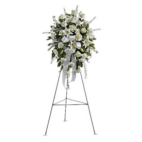 Pedestal y Arreglo Fúnebre, Corona y Pedestal "Sentimientos de serenidad". contiene: rosas blancas, lirios asiáticos blancos y claveles blancos, acentuados con una variedad de vegetación. Flores 24 Horas, Bogotá, Colombia