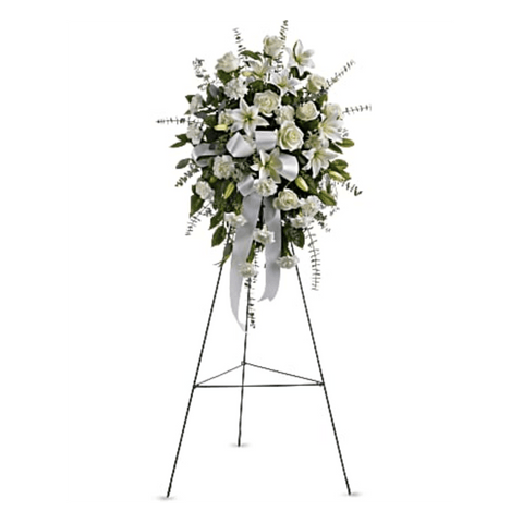 Pedestal y Arreglo Fúnebre, Corona y Pedestal "Sentimientos de serenidad". contiene: rosas blancas, lirios asiáticos blancos y claveles blancos, acentuados con una variedad de vegetación. Flores 24 Horas, Bogotá, Colombia