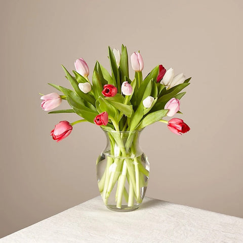 Ramo de Tulipanes Love, decoración de hogar con tulipanes, es un hermoso regalo para aniversario, regalo de flores para cumpleaños, flores para toda ocasión y decoración, Floristería Flores 24 Horas