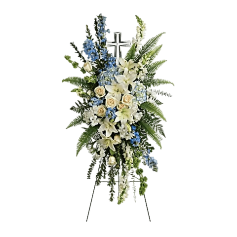 Arreglo Fúnebre "Gracia Eterna". Este pedestal fúnebre incluye hortensias azules, rosas crema, lirios asiáticos blancos, alstroemeria blanca, campanas de Irlanda, color azul, boca de dragón blanco, mirto, helecho espada, helecho de hoja de cuero, eucalipto en espiral y pittorsporum abigarrado. Flores 24 Horas, Bogotá, Colombia