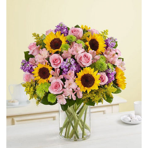 Jardín De Rosas y Girasoles, Rosas rosadas, lirios, girasoles, alstroemeria. Nuestro lujoso arreglo de coloridas flores recién sacadas del jardín dentro de un elegante jarrón cilíndrico para crear el mejor regalo para alguien que significa el mundo para usted. Floristería Flores 24 Horas