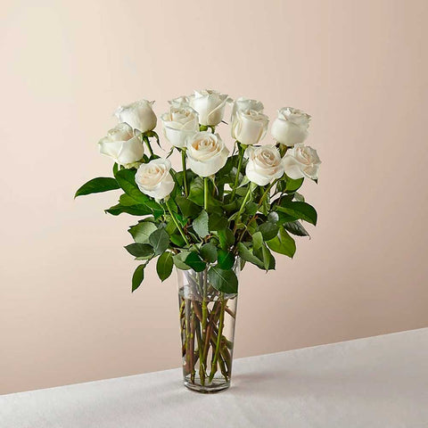 12 Rosas, Ramo de rosas blancas de tallo largo: Las rosas blancas son elegantes, luminosas y acentúan maravillosamente cualquier habitación. Floristería Flores 24 Horas