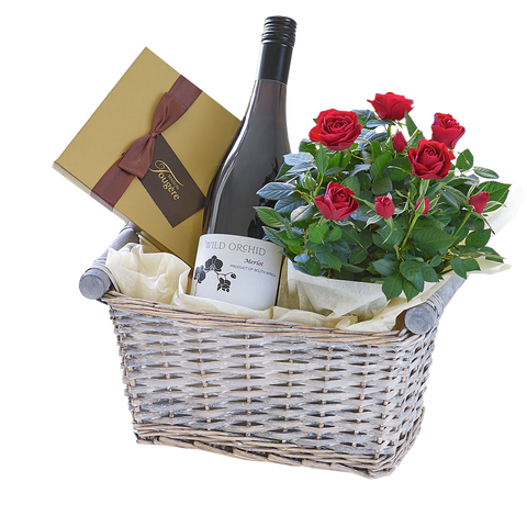 Luxury Canasta Regalo con Vino, flores para jardín y decoración de hogar con rosas en una canasta con vino tinto y chocolate, es un hermoso regalo para aniversario, regalo de flores para cumpleaños, flores para toda ocasión y decoración, Floristería Flores 24 Horas