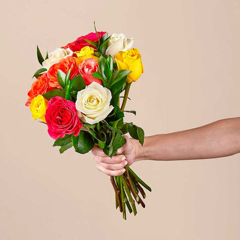 12 Rosas Mixtas En Bouquet: Colorido y floreciente, este vibrante ramo de una docena de rosas es un estimulante instantáneo del estado de ánimo. Floristería Flores 24 Horas