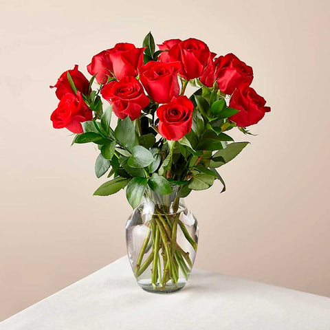 12 Rosas rojas con jarrón: Ya sea un gesto romántico o un regalo significativo para compartir cuánto te importa, este ramo de una docena de rosas seguramente hará que tu ser querido se desmaye. Floristería Flores 24 Horas