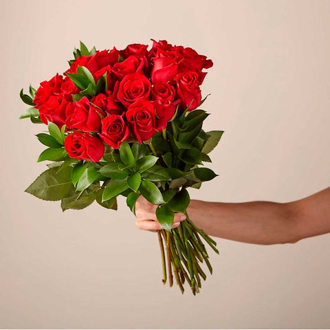 24 Rosas rojas en bouquet: Ya sea un gesto romántico o un regalo significativo para compartir cuánto te importa, este ramo de una docena de rosas seguramente hará que tu ser querido se desmaye. Floristería Flores 24 Horas