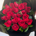 Buchón con 24 Rosas ¡Sorprende con un regalo inolvidable! rosas perfectas para expresar amor, gratitud y más, envuelto en elegante papel de regalo, entrega domicilio en Bogotá, floristería Flores 24 Horas