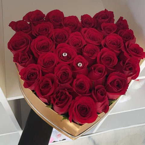 30 Rosas Rojas Caja Corazón, ¡Demuéstrales tu amor con este hermoso detalle! Enregamos sus flores a domicilio en Bogotá, Flores 24 horas