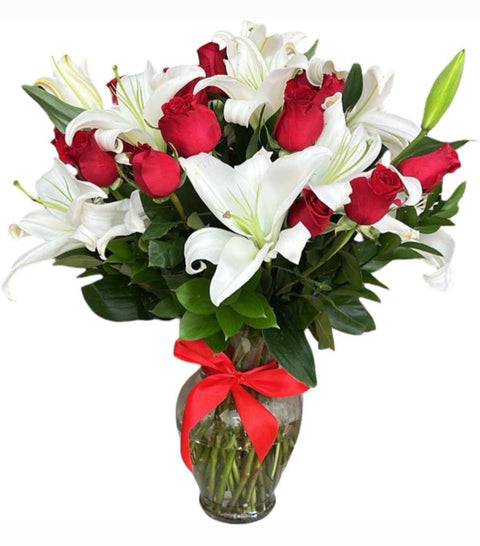 Expresa amor, elegancia y emociones verdaderas con este exclusivo arreglo floral de rosas rojas y lirios blancos, cuidadosamente diseñado para sorprender en cualquier ocasión especial. Cada flor es seleccionada por su frescura y belleza, creando una composición armoniosa que transmite sentimientos profundos como amor, admiración y gratitud.