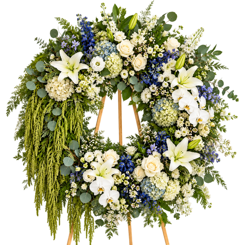 Honor y Serenidad — Corona Fúnebre para Hombre con Lirios, Rosas Blancas y Hortensias Azules