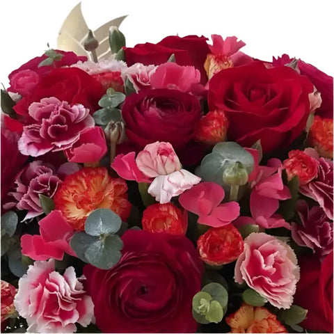 Imagen detalle de rosas y flores. Sorprende a esa mujer especial con Amanecer Regalo Flores en Caja. Esta hermosa caja de lujo en forma de cilindro está repleta de rosas rojas, claveles, clavelinas y eucalipto baby. Floristería Flores 24 Horas en Bogotá, domicilios para flores y regalos de nuestra tienda.