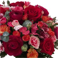 Imagen de flores arreglo. Sorprende a esa mujer especial con Amanecer Regalo Flores en Caja. Esta hermosa caja de lujo en forma de cilindro está repleta de rosas rojas, claveles, clavelinas y eucalipto baby. Floristería Flores 24 Horas en Bogotá, domicilios para flores y regalos de nuestra tienda.