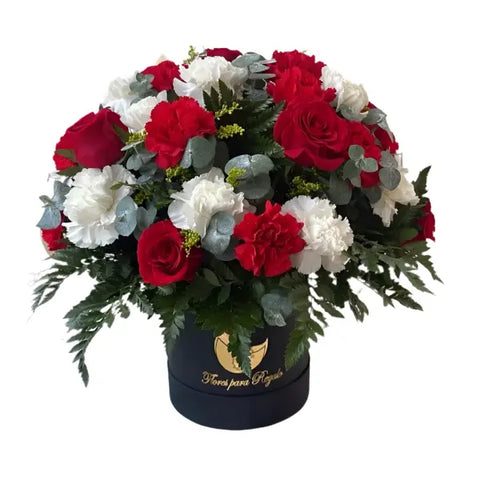 Sorprende a la mujer especial con Amarte Regalo Original para Ella. Nuestra floristería Flores 24 Horas ofrecemos flores en una hermosa caja, con una combinación de rosas, claveles y eucalipto baby.