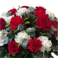 Esta imagen es el detalle de las rosas y los claveles. Sorprende a la mujer especial con Amarte Regalo Original para Ella. Nuestra floristería Flores 24 Horas ofrecemos flores en una hermosa caja, con una combinación de rosas, claveles y eucalipto baby.