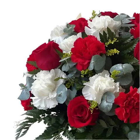 Imagen de detalle de las flores. Sorprende a la mujer especial con Amarte Regalo Original para Ella. Nuestra floristería Flores 24 Horas ofrecemos flores en una hermosa caja, con una combinación de rosas, claveles y eucalipto baby.