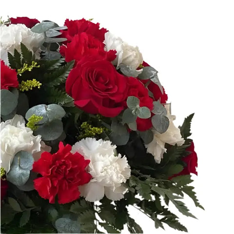 Imagen de detalle para las flores, lado derecho. Sorprende a la mujer especial con Amarte Regalo Original para Ella. Nuestra floristería Flores 24 Horas ofrecemos flores en una hermosa caja, con una combinación de rosas, claveles y eucalipto baby.