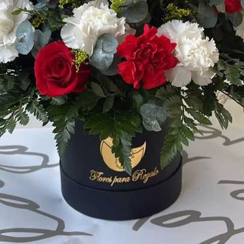 Amarte Regalo Original para Ella, flores en caja para regalar, rosas, claveles, eucalipto, nosotros nos encargamos de entregarlas a domicilio en Bogotá, Floristería Flores 24 Horas