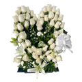 Arreglo funerario Amor Sincero con rosas blancas, lirio y lazo blanco
