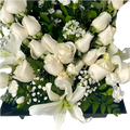 Detalle inferior de rosas blancas, lirio y follaje verde
