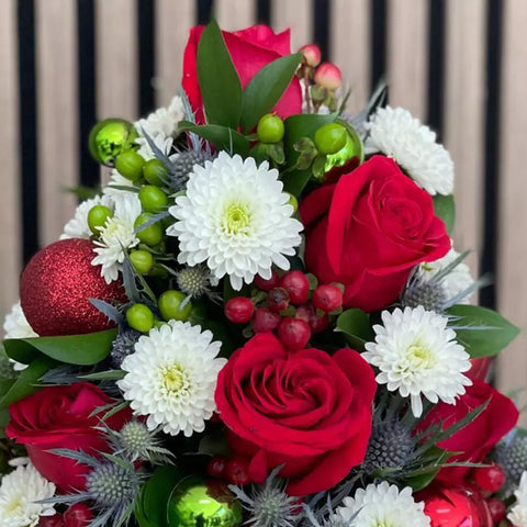 Árbol de Navidad, diseño floral de un árbol de Navidad de Flores 24 Horas, elaborado con rosas y margaritas frescas - Detalle