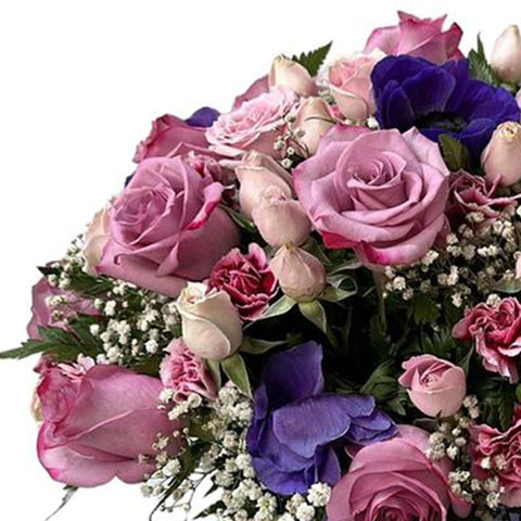 Arreglo con Rosas Mamá, este precioso arreglo de flores y rosas le demostrará a tu mamá cuánto la quieres y aprecias, entrega de flores para regalar a domicilio en Bogotá, Flores 24 Horas