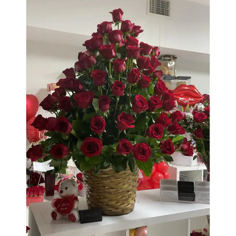 Rosas Sorprendente, ¡Haz que cada ocasión sea inolvidable con Rosas Sorprendentes! somos la floristería 24 horas en Bogotá, entregamos sus rosas y regalos a domicilio
