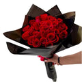 Imagen de nuestro producto Buchón Elegante con Rosas es perfecto para expresar tu amor y romance. Con sus elegantes rosas rojas en un buchón negro, es un regalo ideal que demuestra tu amor de manera romántica y sofisticada. Floristería Flores 24 Horas en Bogotá, Domicilio.