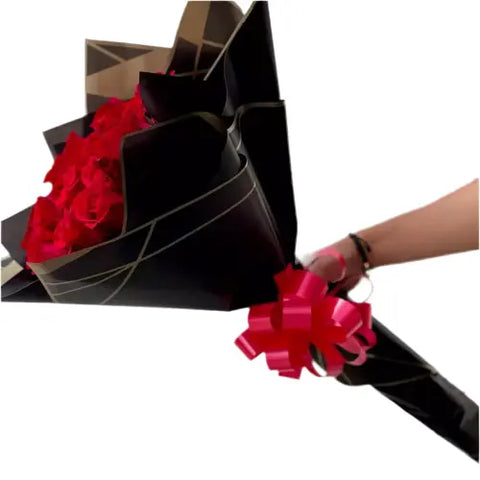 Imagen de lado para nuestro producto Buchón Elegante con Rosas es perfecto para expresar tu amor y romance. Con sus elegantes rosas rojas en un buchón negro, es un regalo ideal que demuestra tu amor de manera romántica y sofisticada. Floristería Flores 24 Horas en Bogotá, Domicilio.