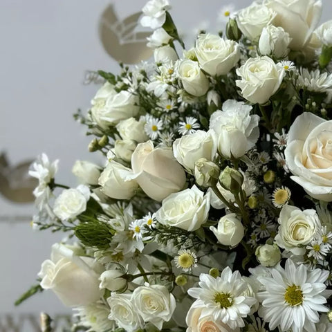 Arreglo Elegante Blanco, Flores 24 Horas, Domicilio Bogotá, ¡Expresa tu amor con nuestro Arreglo Elegante Blanco! Preciosas flores blancas como rosas y margaritas, perfecto para un regalo romántico y elegante, regalo único y original con flores mixtas blancas, flores a domicilio en Bogotá, flores 24 horas