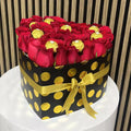 Flores 24 Horas. Caja en forma de corazón color negro y dorado, decorado con 20 rosas rojas y bombones de chocolates, este regalo combina lo mejor de dos mundos: la belleza de las flores y el placer irresistible del chocolate.