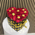 Flores 24 Horas. Caja en forma de corazón color negro y dorado, decorado con 20 rosas rojas y bombones de chocolates, este regalo combina lo mejor de dos mundos: la belleza de las flores y el placer irresistible del chocolate. Vista superior