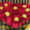 Flores 24 Horas. Caja en forma de corazón color negro y dorado, decorado con 20 rosas rojas y bombones de chocolates, este regalo combina lo mejor de dos mundos: la belleza de las flores y el placer irresistible del chocolate. Detalle